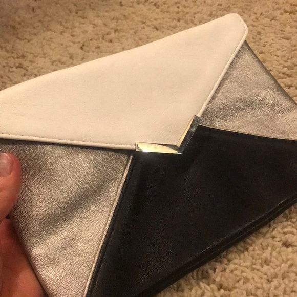 Express clutch🖤🤍🖤 - Picture 2 of 3